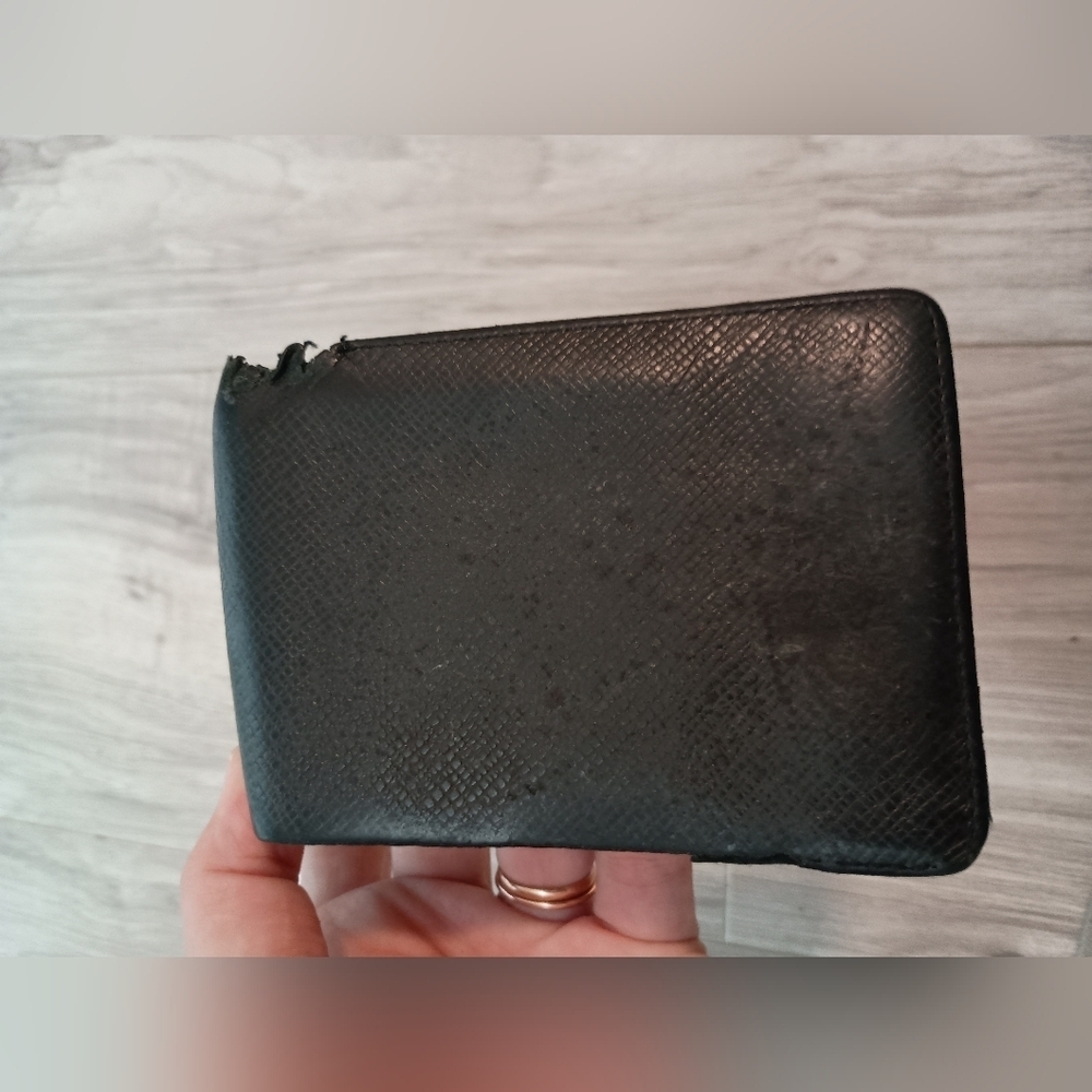 Authentic Louis Vuitton Black Taiga Leather Mens Multiple Wallet - Picture 5 of 14